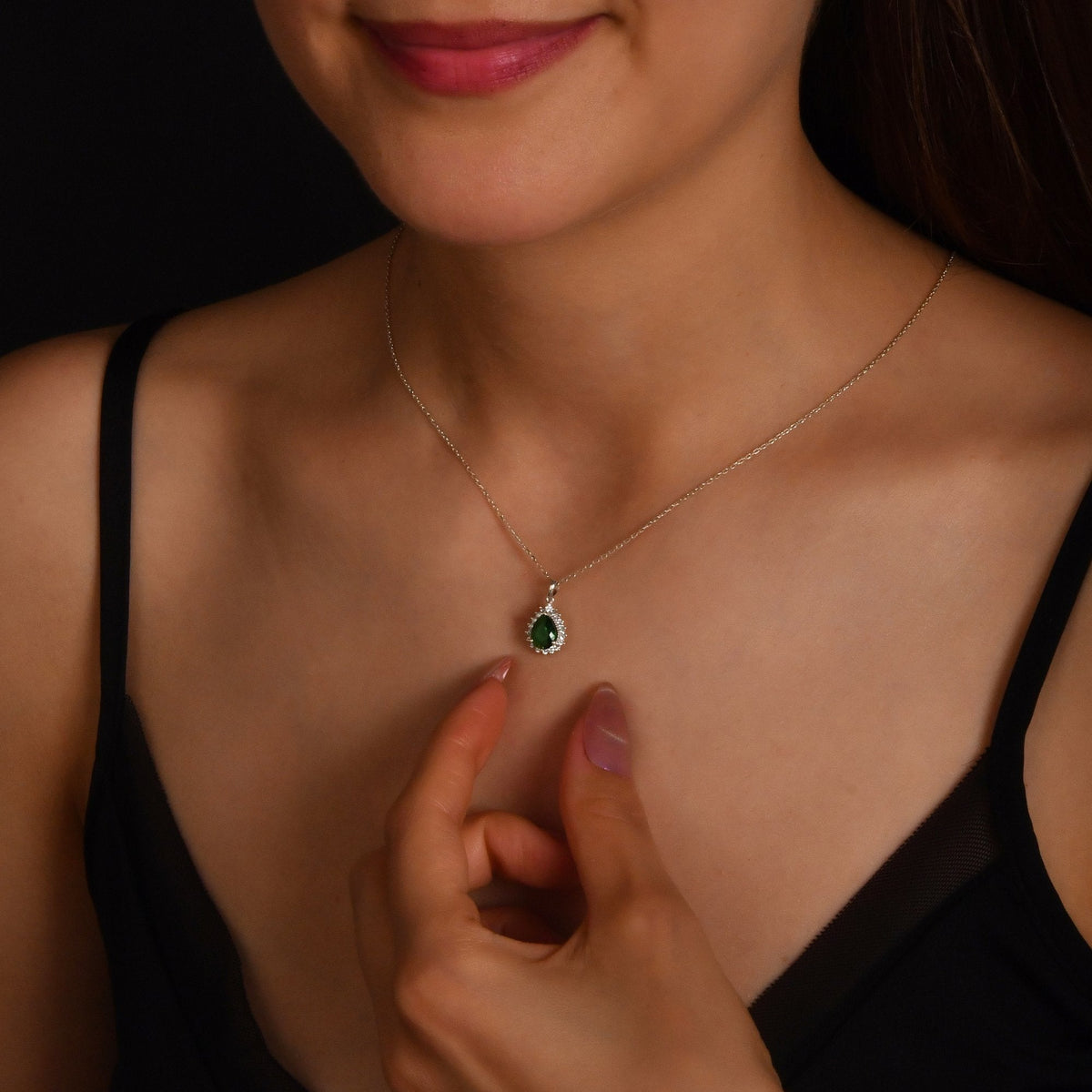1.38 Carat Pear Emerald Diamond Necklace