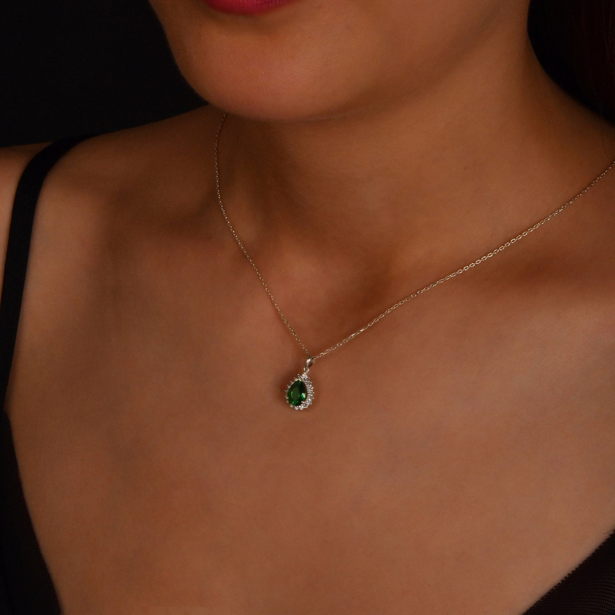 1.38 Carat Pear Emerald Diamond Necklace