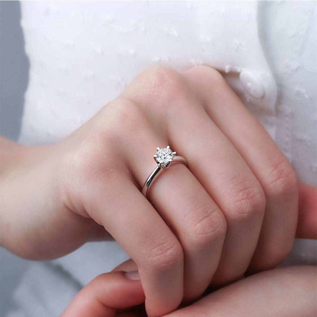 Round · 6 Prong · On Hand