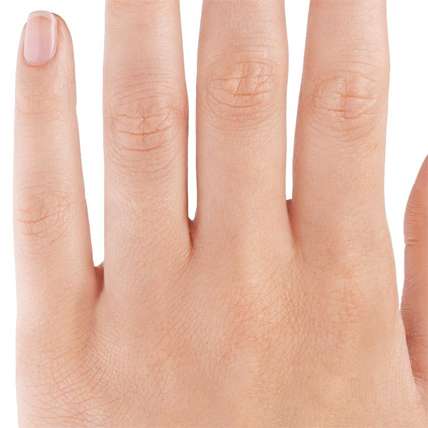 Diamond size on a ring finger